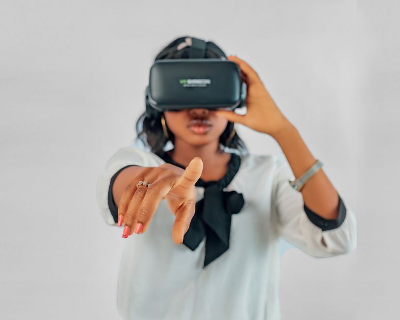 Mlada žena koristi VR headset za imersivno digitalno iskustvo