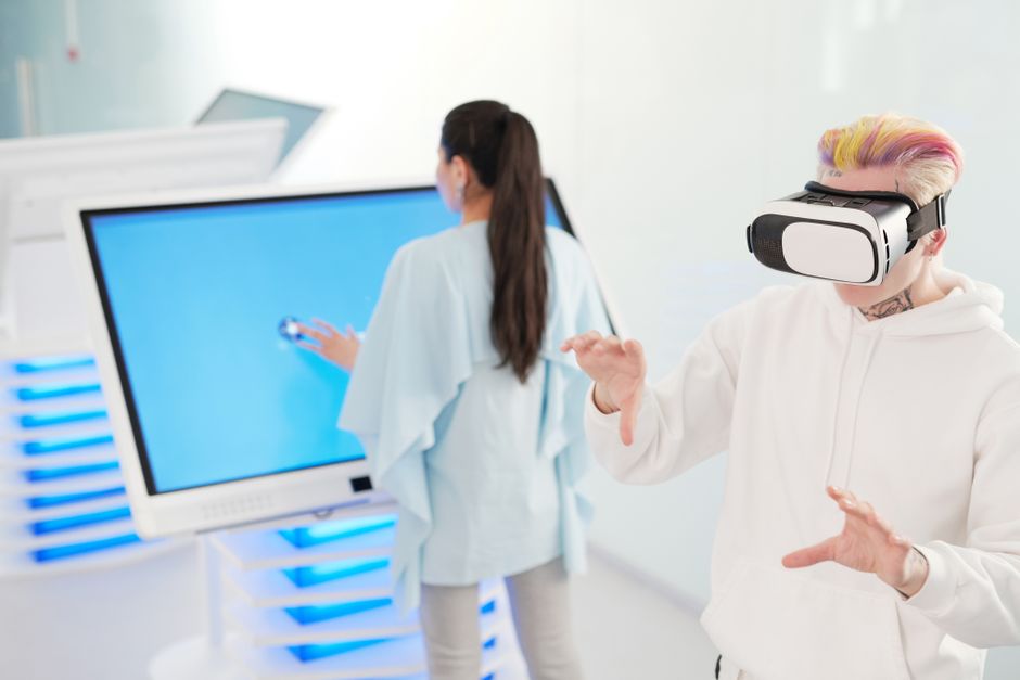 Mladi korisnici s VR i touchscreen tehnologijom