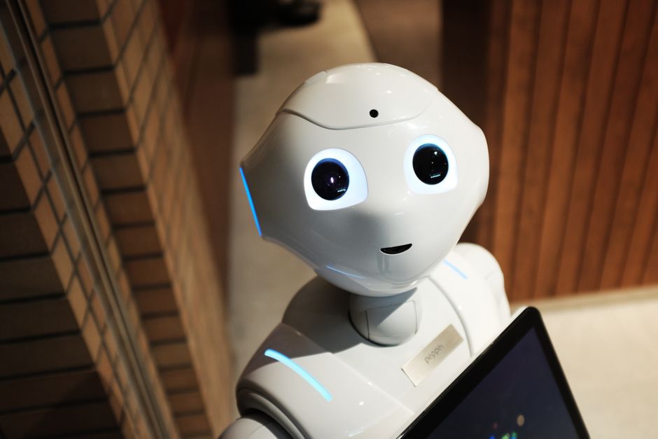 Futuristički humanoidni robot