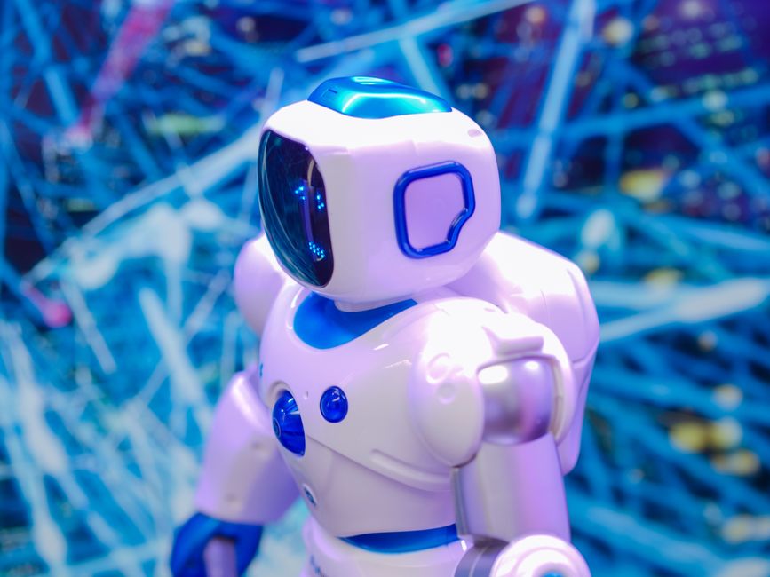 Bijeli i plavi robot na futurističkoj tehnološkoj pozadini